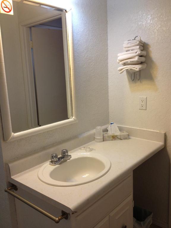 Okanagan Falls La Villa Motel חדר תמונה